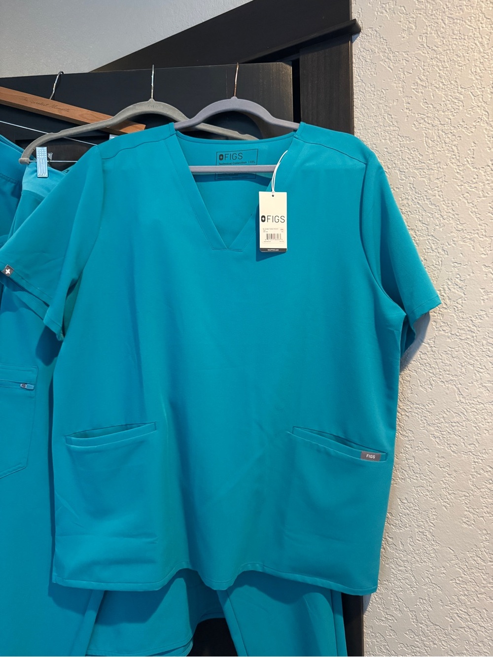 FIGS Teal V-Neck Short Sleeve Scrub Top & Jogger Bottom BUNDLE